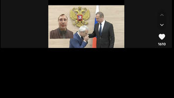 Проверка На Факти: Снимка НЕ Доказва, Че Лидерът На Партия „Възраждане" Е Коленичил И Целунал Ръката На Медведев